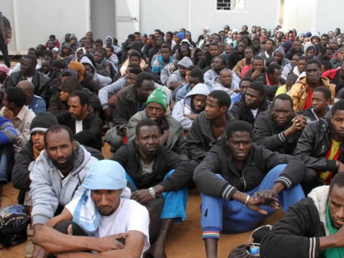 Tunisia evacuates stranded illegal immigrants near Libya border