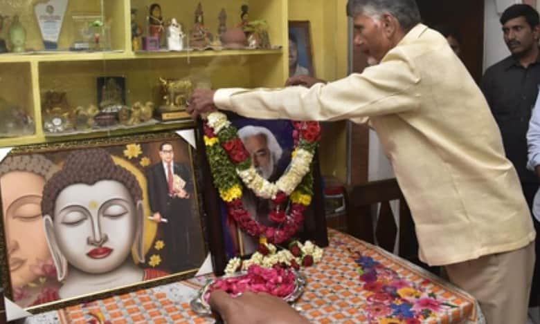 Chandrababu Naidu visits revolutionary balladeer Gaddar’s house on I-Day