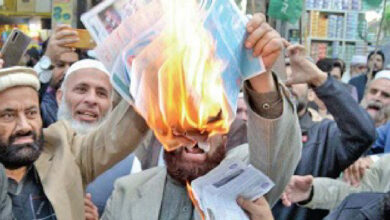 Pakistanis burn electricity bills, protest against imposed taxes