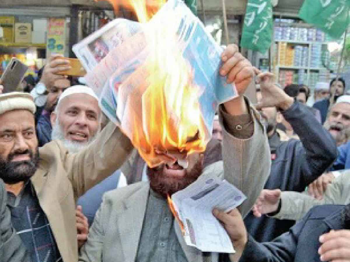 Pakistanis burn electricity bills, protest against imposed taxes