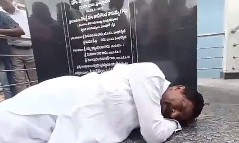 Video: Telangana’s ex-dy CM Rajaiah breaks down over denial of BRS ticket