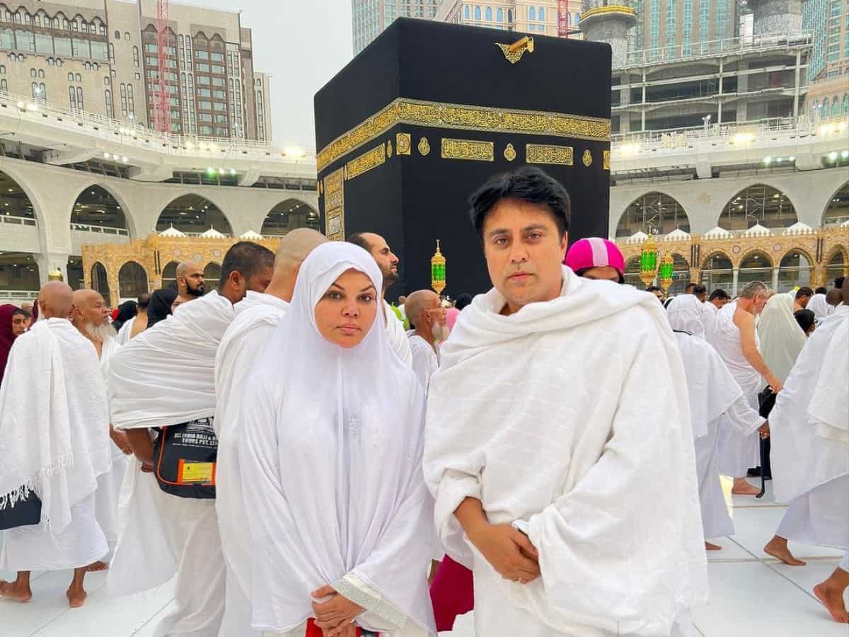 Rakhi Sawant performs her Umrah, see her 1st pic from Makkah