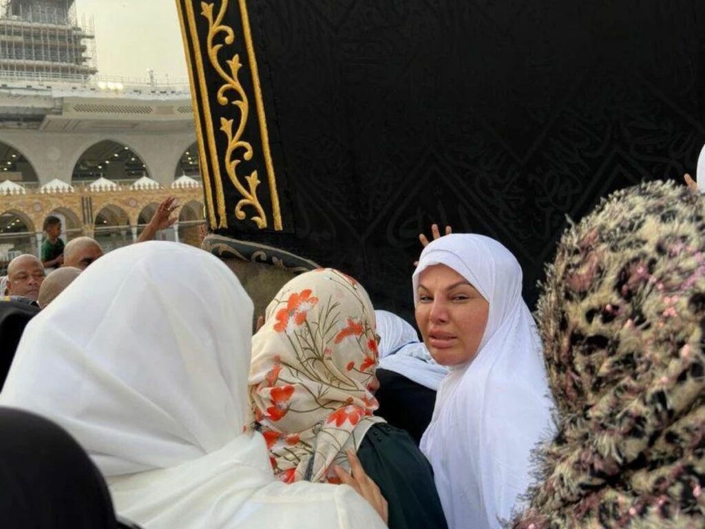 Rakhi Sawant touches Kaaba, breaks down while performing Umrah - Watch