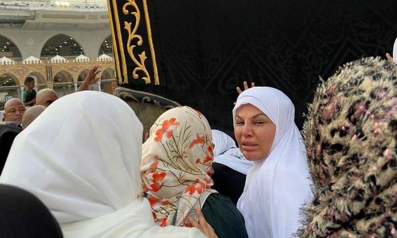 Rakhi Sawant touches Kaaba, breaks down while performing Umrah - Watch