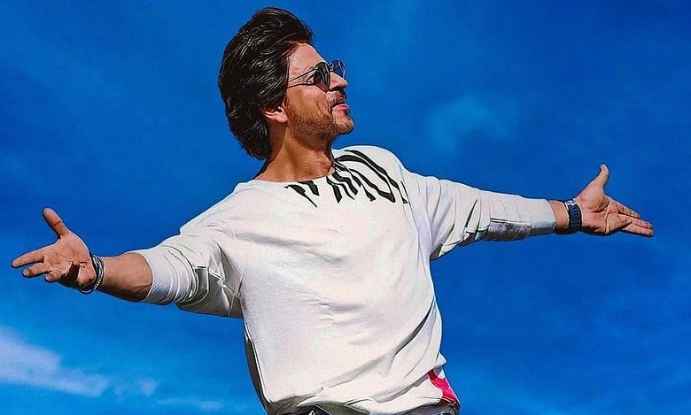 Shah Rukh Khan fans go crazy at INOX, GVK in Hyderabad - Watch
