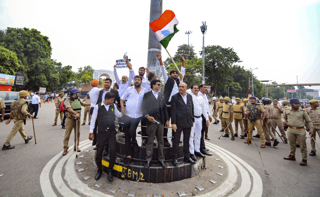 Pictorial coverage of lawyers strike in Lucknow