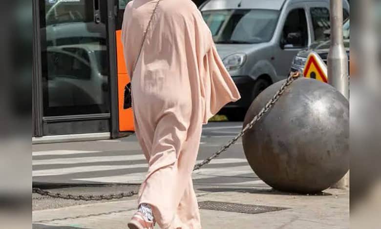 French schools send back 67 girls for wearing abaya
