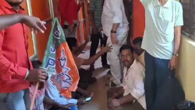 WB: Protesting BJP workers lock up Union minister in party office