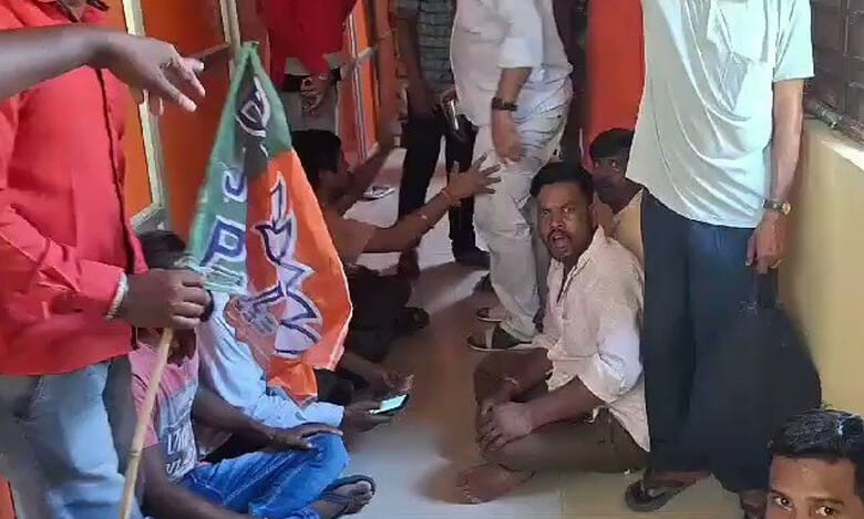 WB: Protesting BJP workers lock up Union minister in party office