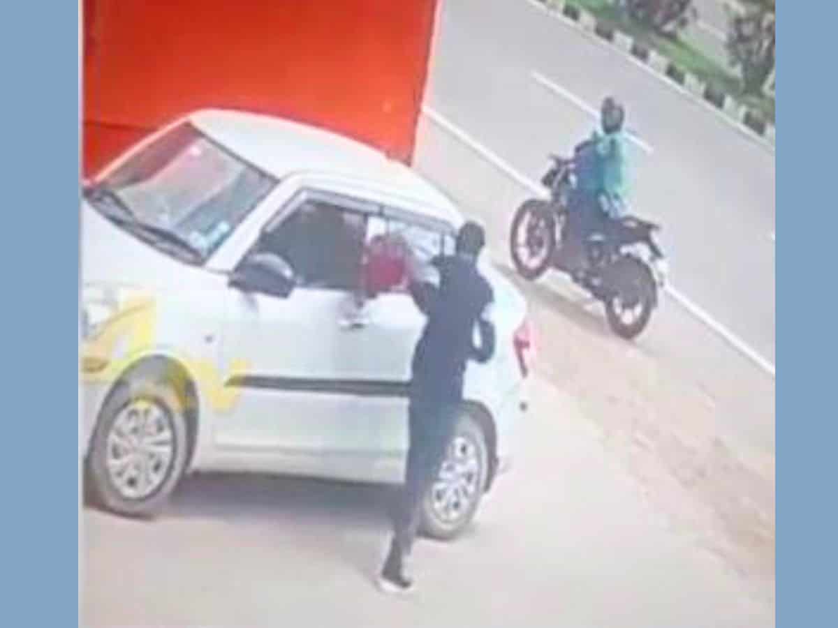 Watch: Burglars steal Rs 4.74L after breaking car window in Telangana