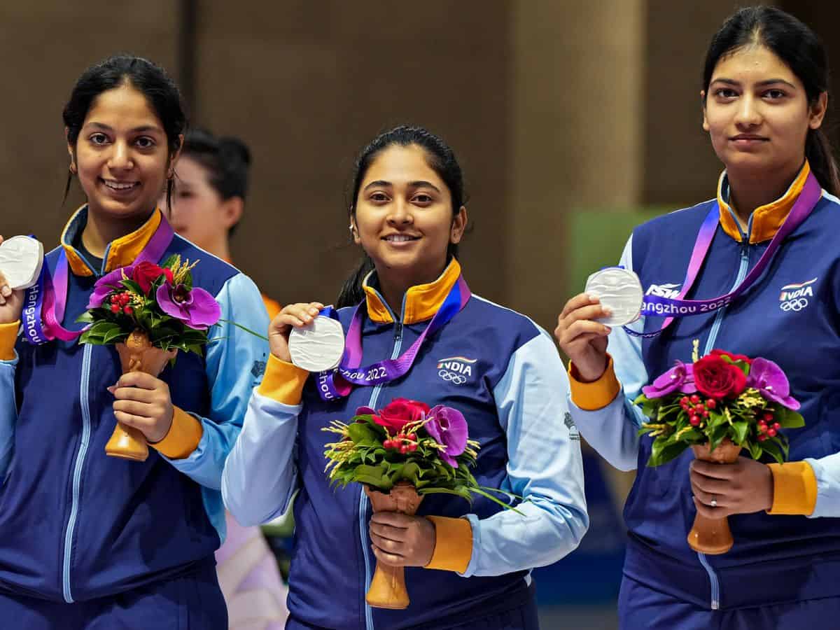 Indian women shooters Ramita Jindal (L), Mehuli Ghosh (C) and Ashi Chouksey