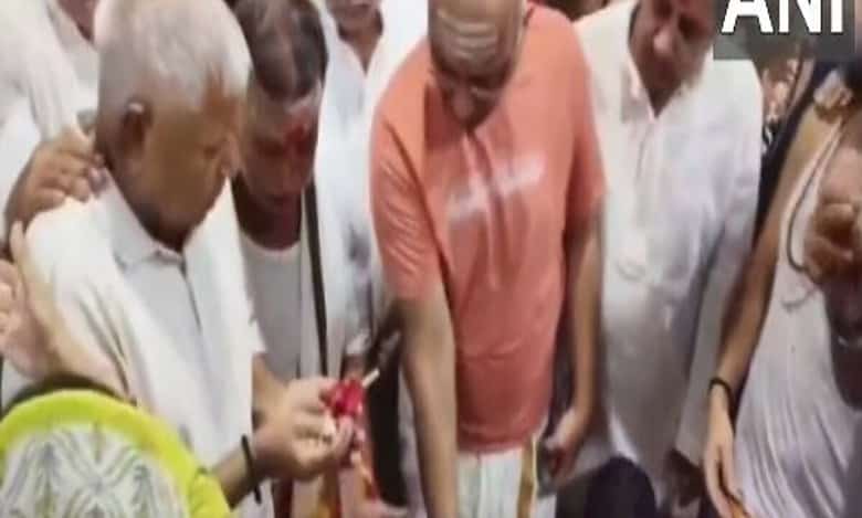 Lalu, Rabri pay obeisance at Baba Baidyanath Dham temple in Jharkhand’s Deoghar