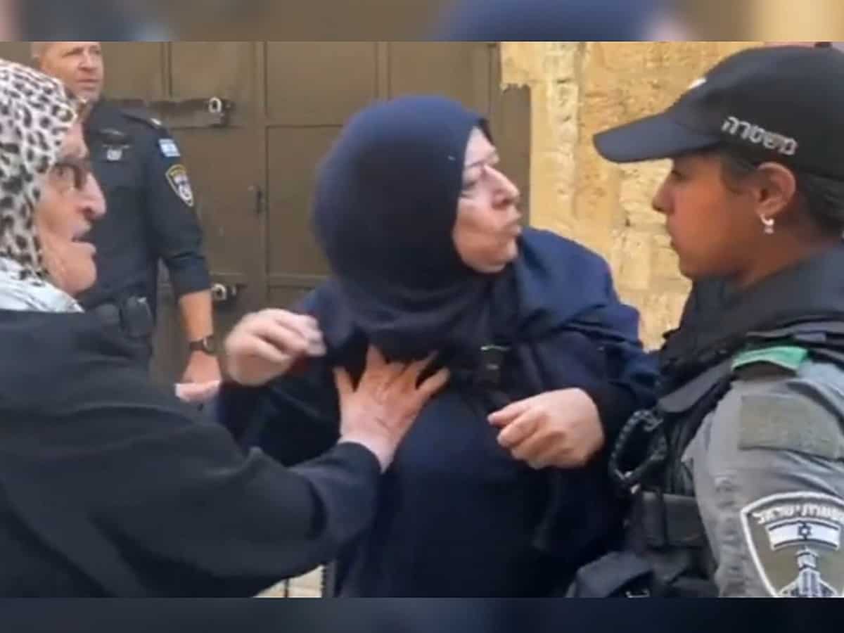 Video: Israeli forces brutally assault Palestinian worshippers at Al-Aqsa Mosque entrance