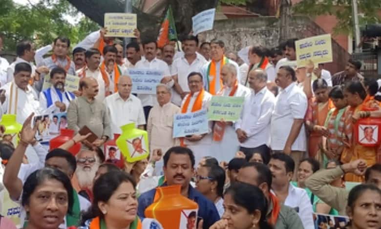 Protests in krnataka opposing release of Cauvery water