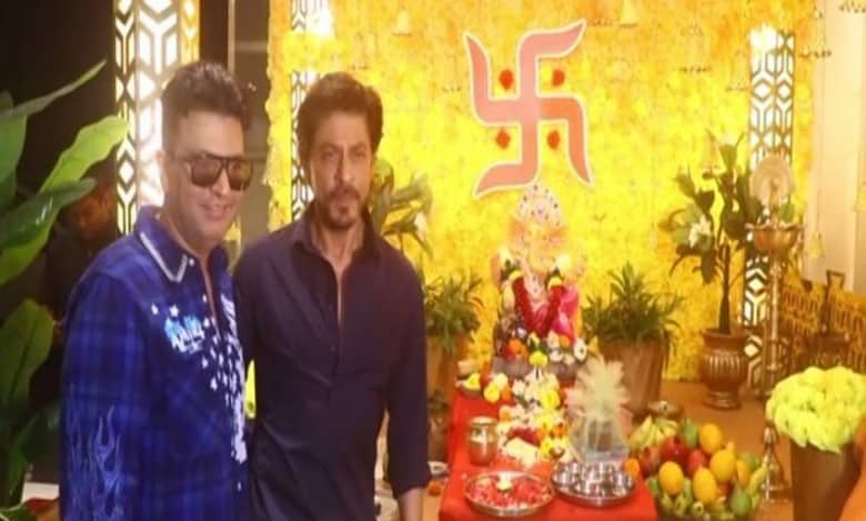 SRK visits Bhushan Kumar’s office to seek blessings of Lord Ganesha