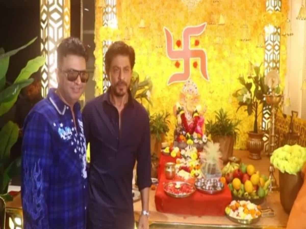 SRK visits Bhushan Kumar’s office to seek blessings of Lord Ganesha