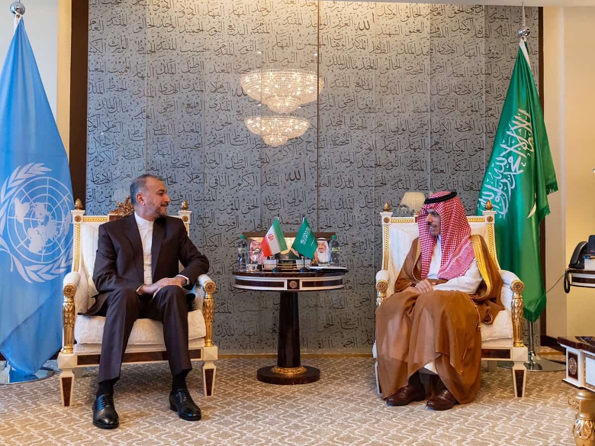 Iranian, Saudi FMs discuss ties on sidelines of UN assembly