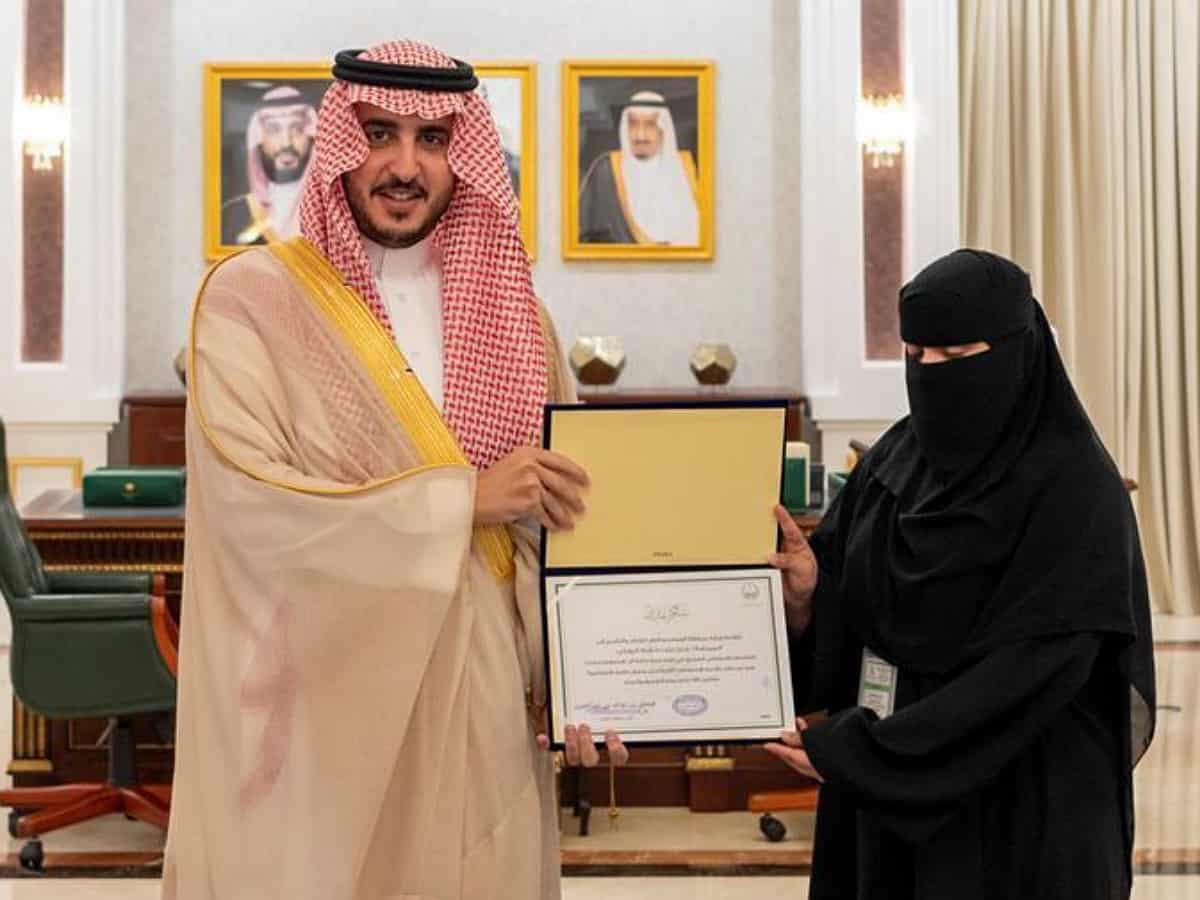 Saudi nurse honoured for helping road crash victims during her travel