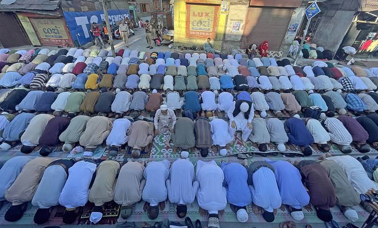 Thousands offer Eid ul Fitr prayers in J&K, disperse peacefully