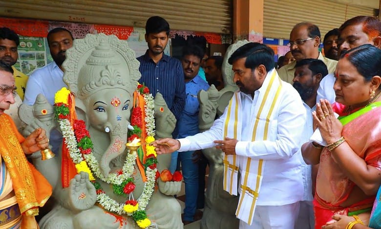Telangana: 3K clay Ganesh idols to be distributed in Suryapet for free