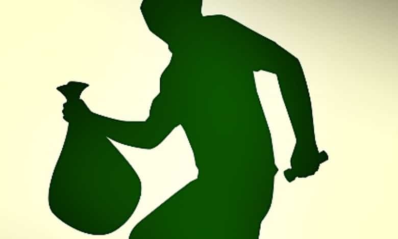 UP: 3 thieves escape from police van in Jhansi