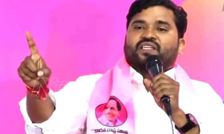 Hyderabad: Telugu folk singer Epuri Somanna joins BRS