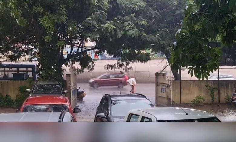Hyderabad: Short heavy rain brings cheer and traffic woes