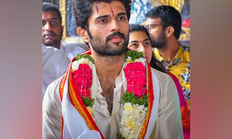 Vijay Deverakonda visits Yadadri Temple after success of ‘Kushi’