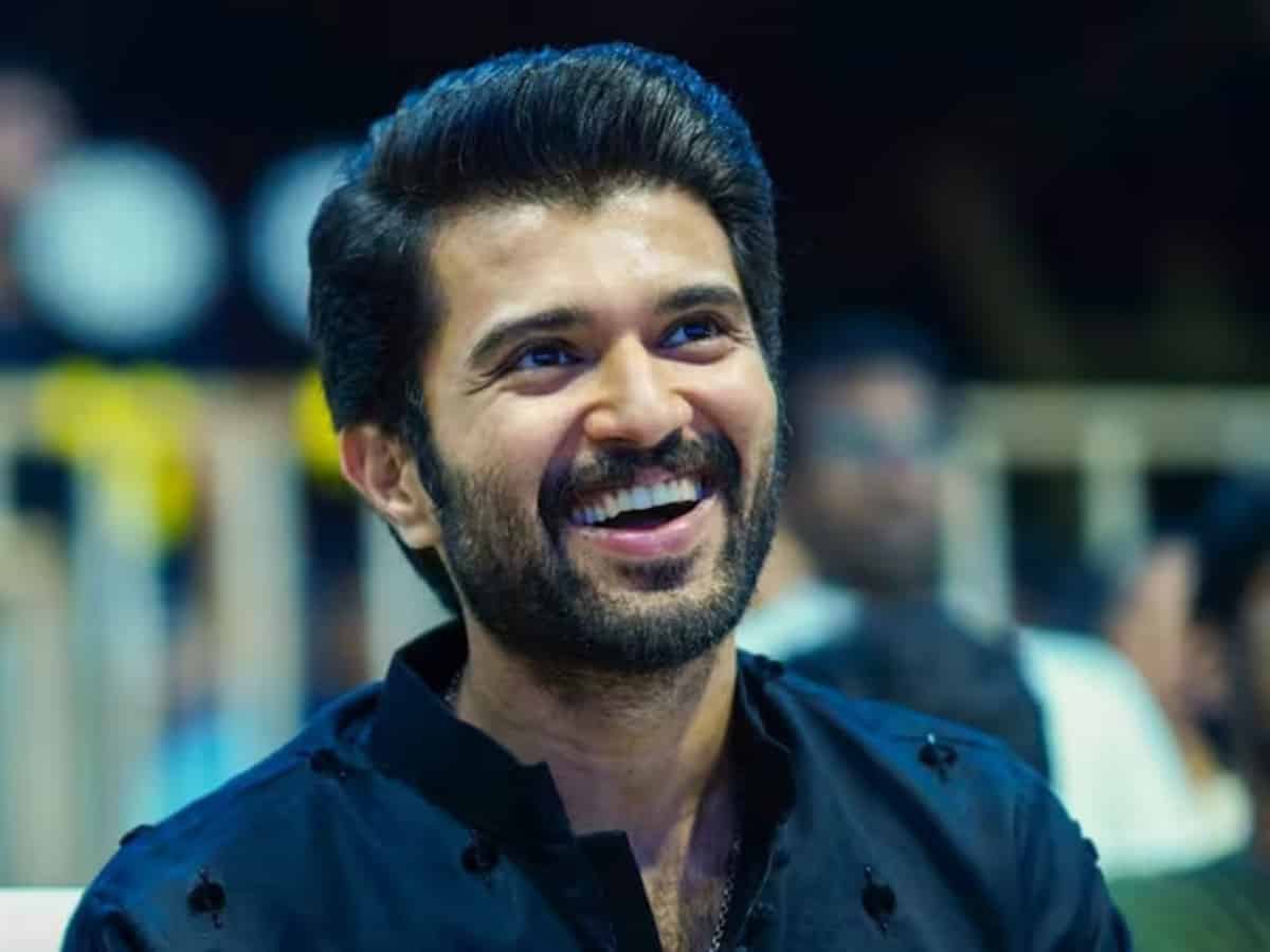 Vijay Deverakonda to gift Rs 1L cheques to 100 families