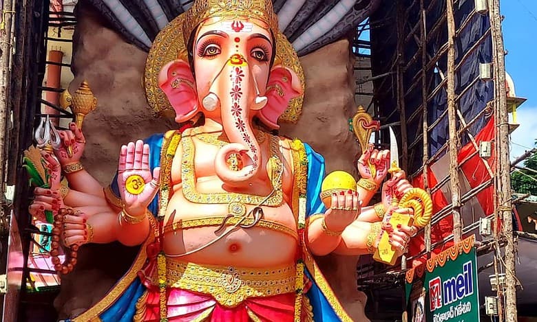 Hyderabad: Ganesh pandal visitors throng Old City streets, traffic goes up