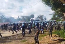 Over 30 protestors, including women, were injured in a clash with the security forces, who also fired several rounds of teargas shells to disperse march