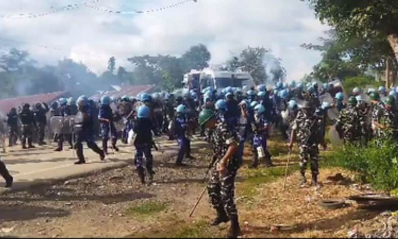 Over 30 protestors, including women, were injured in a clash with the security forces, who also fired several rounds of teargas shells to disperse march