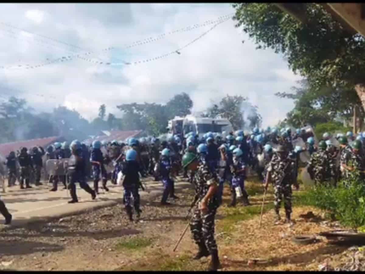 Over 30 protestors, including women, were injured in a clash with the security forces, who also fired several rounds of teargas shells to disperse march