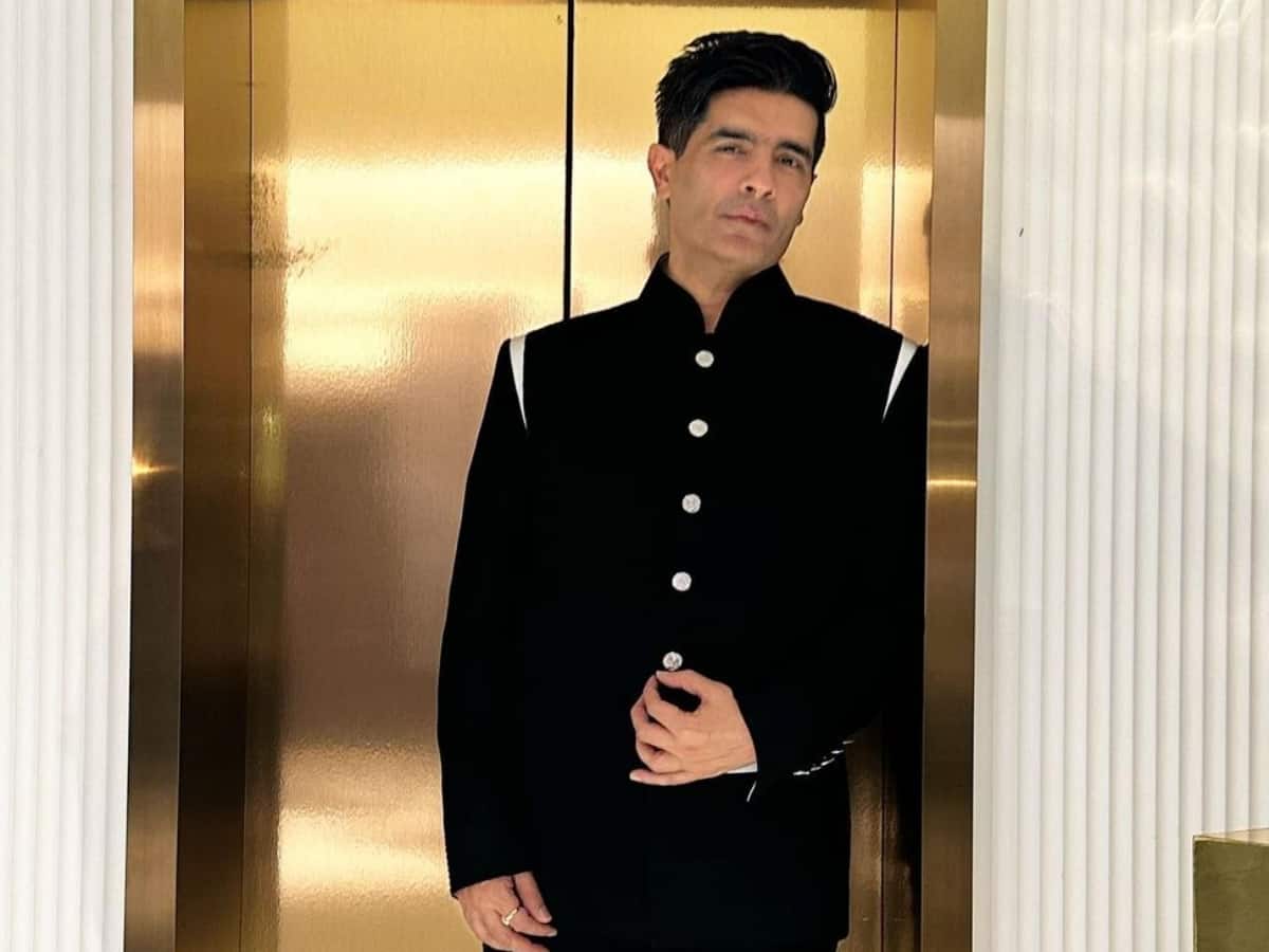 Manish Malhotra spotted at his lavish Hyderabad store - Watch