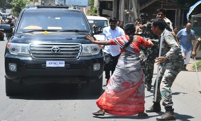 Video: Supporters try to block AP police vehicle carrying Naidu
