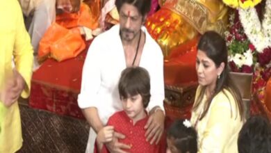 SRK seeks blessings at Lalbaugcha Raja with AbRam