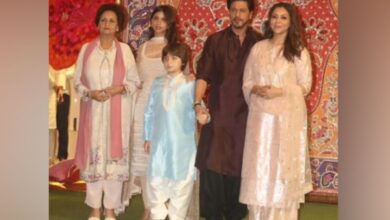 SRK makes grand entry at Ambanis Ganesh Chaturthi with family