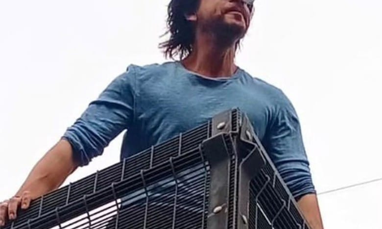 SRK greets fans outside Mannat, after success of ‘Jawan’