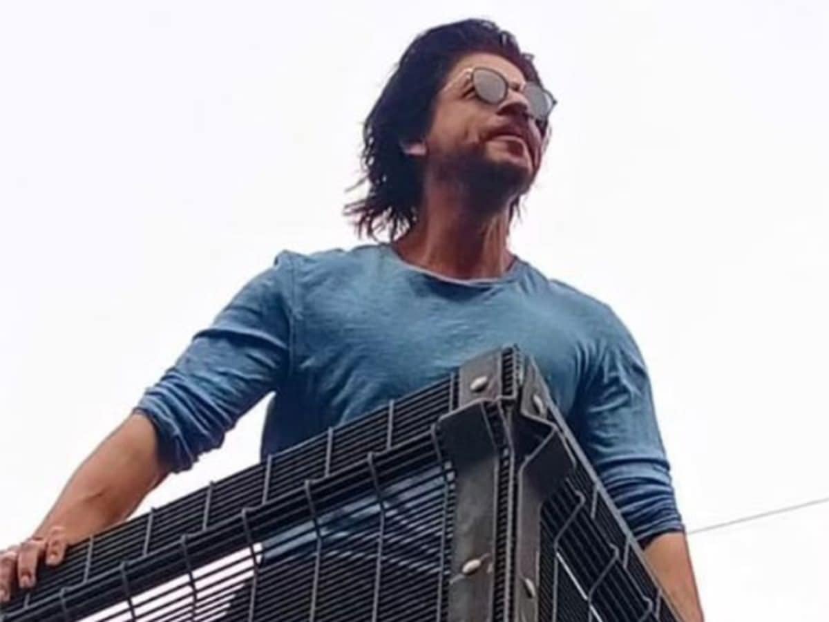 SRK greets fans outside Mannat, after success of ‘Jawan’