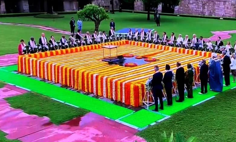 world leaders on Sunday paid tributes to #MahatmaGandhi at #Rajghat amid drizzle.
