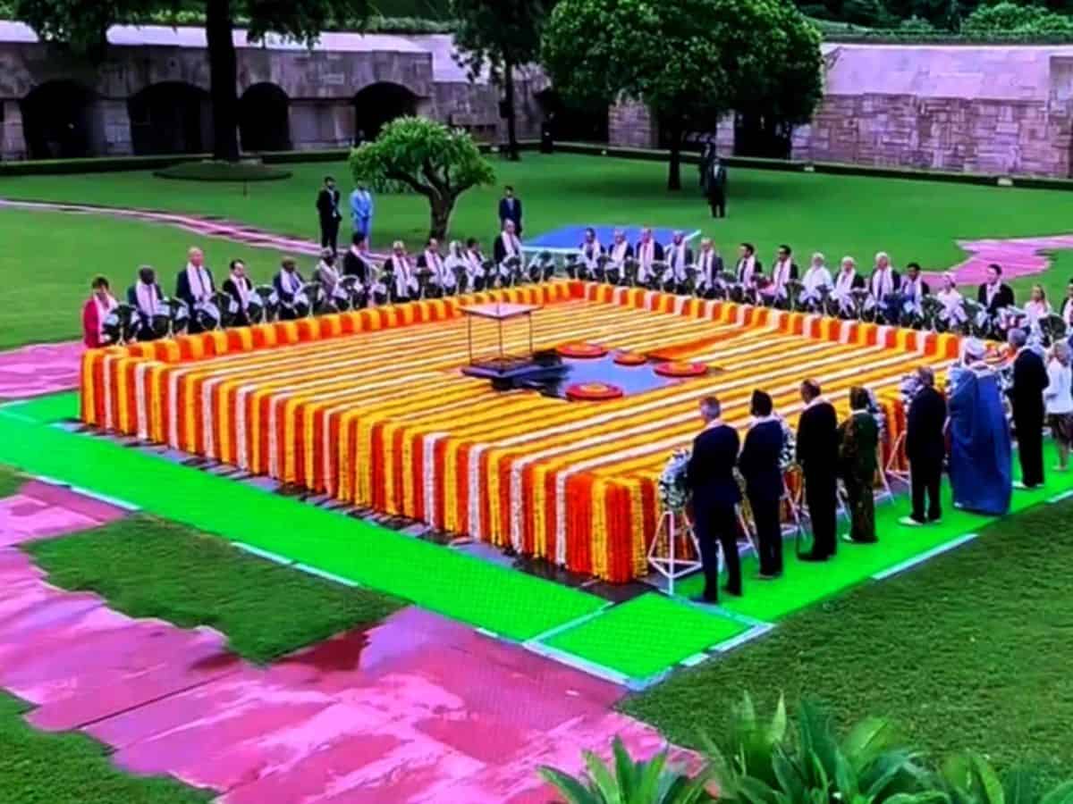 world leaders on Sunday paid tributes to #MahatmaGandhi at #Rajghat amid drizzle.