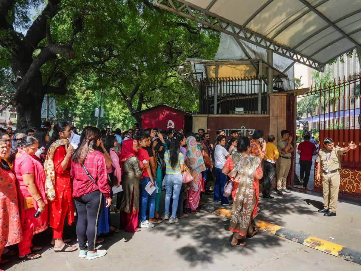 People queue up at RBI offices to exchange Rs 2,000 notes