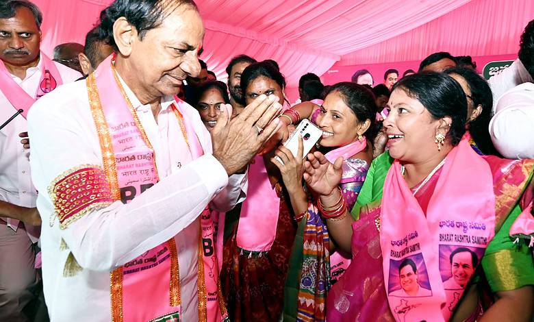 KCR is a tinpot dictator, his family rules Telangana