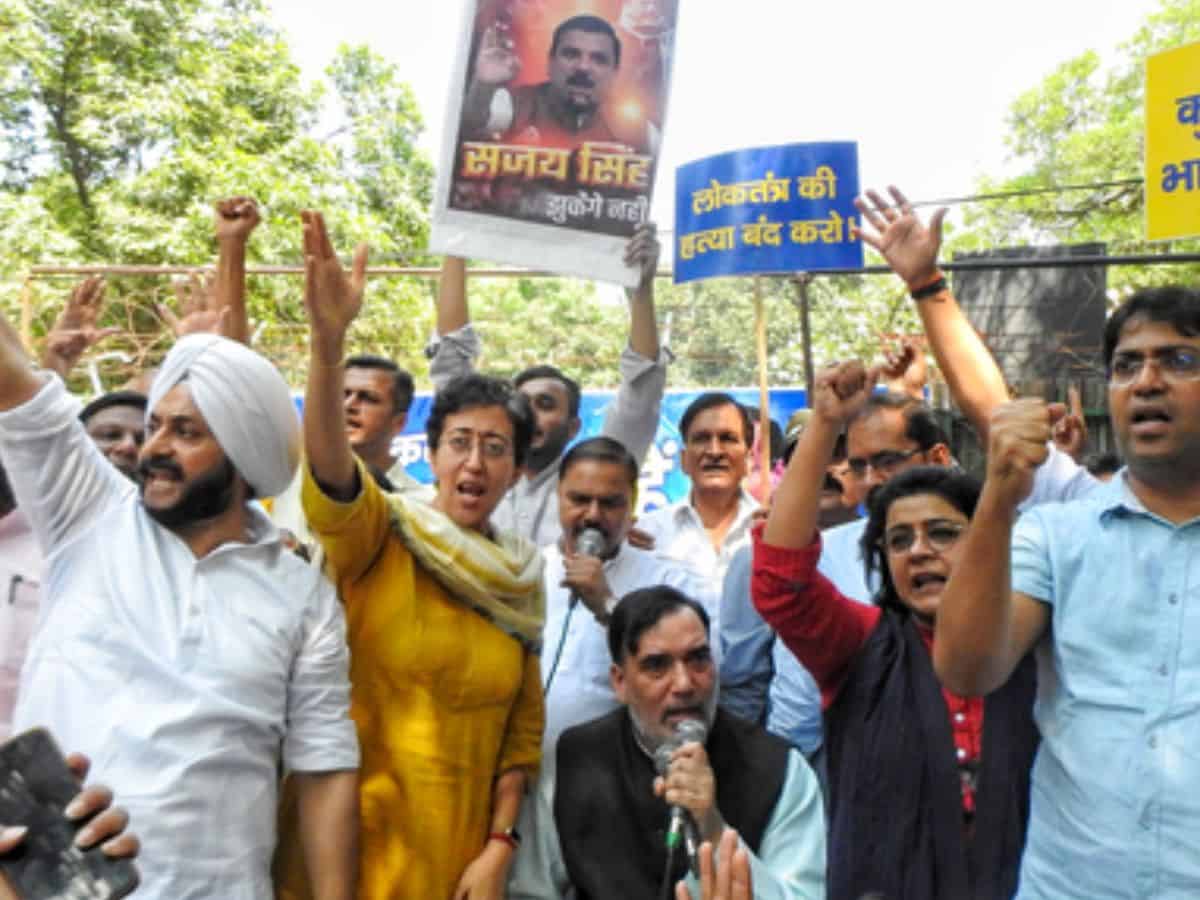 AAP protests against Sanjay singh's arrest