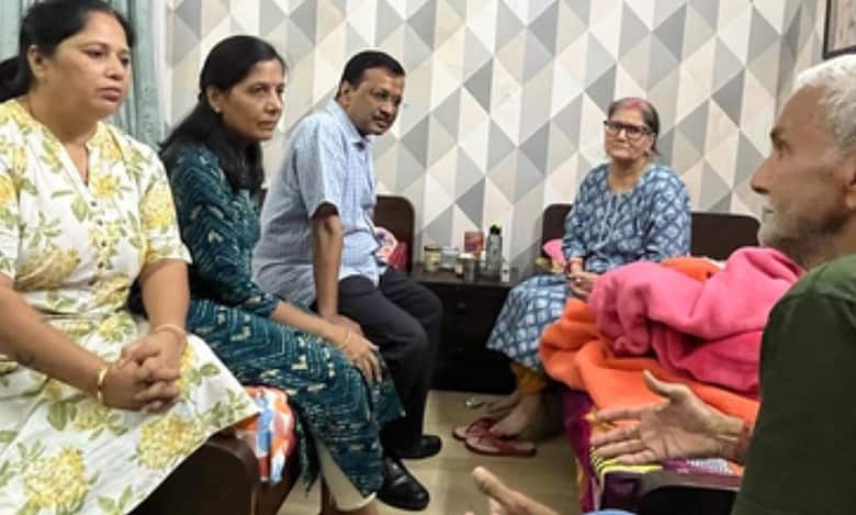 Arvind Kejriwal meet Sanjay Singh family