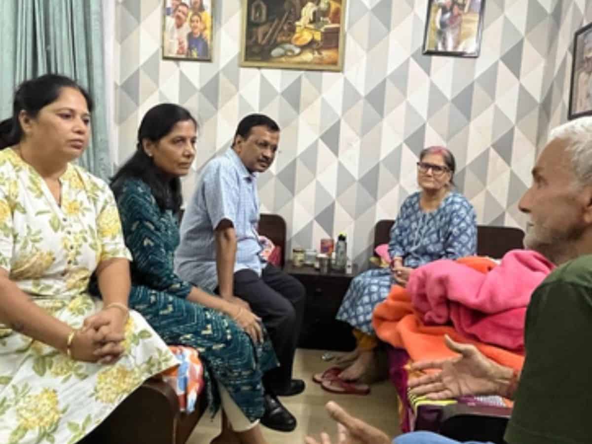 Arvind Kejriwal meet Sanjay Singh family