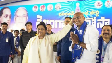 Telangana BSP promises smartphones, washing machines for women workers