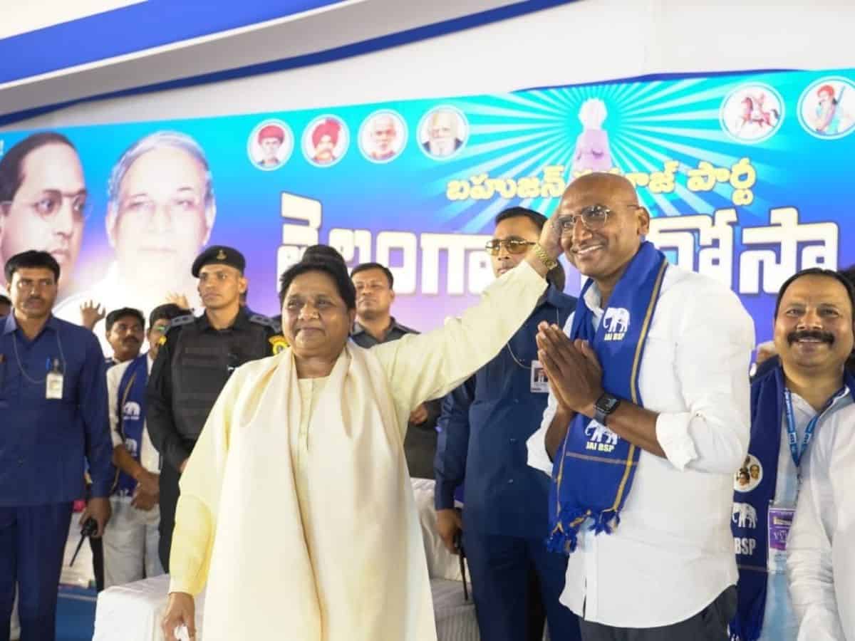 Telangana BSP promises smartphones, washing machines for women workers