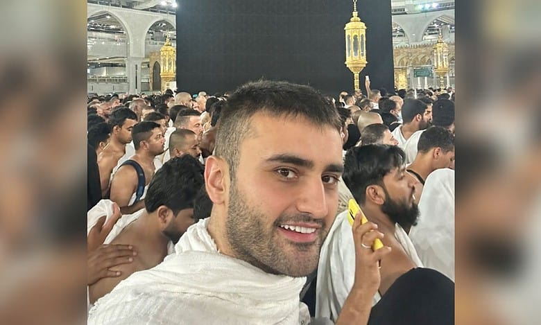 CZN Burak performs Umrah with his mother, shares pics & request followers..