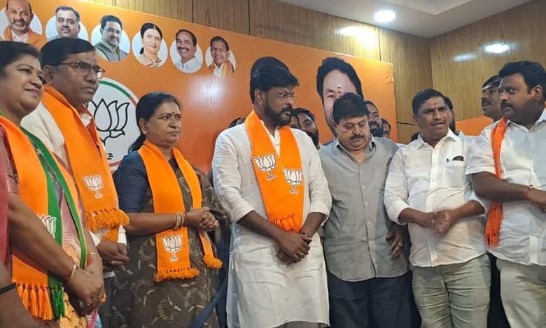 Casino organiser Chikoti Praveen joins BJP ahead of Telangana polls